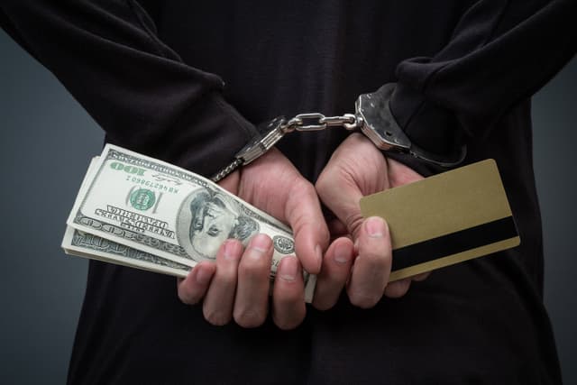 الأساليب الحديثة في مكافحة غسل الأموال وتمويل الإرهاب